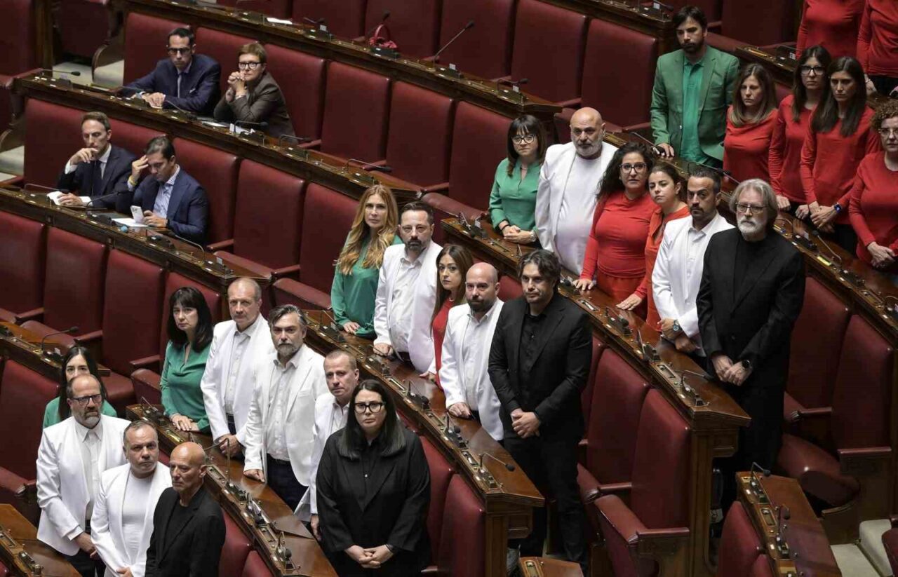 İtalya’da muhalefetteki 5 Yıldız Hareketi (M5S) milletvekilleri, parlamento oturumuna Filistin