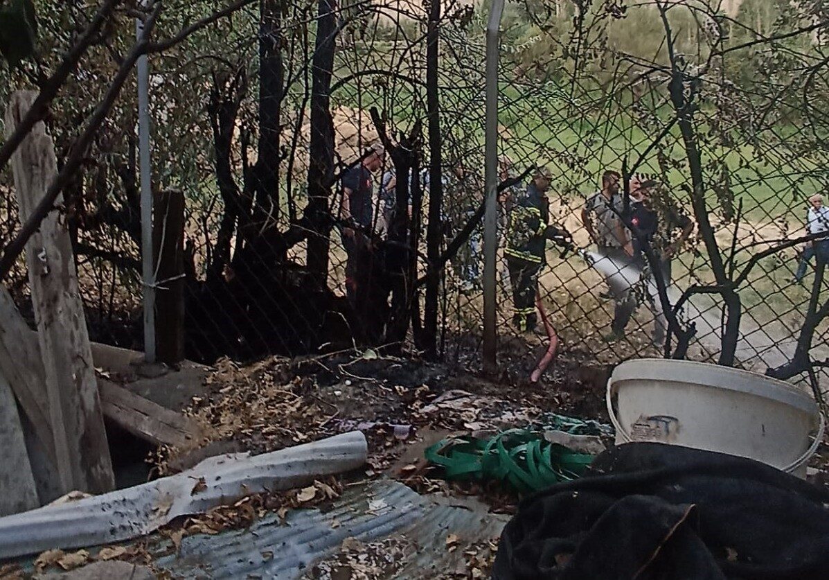 Hakkari Belediyesi İtfaiye Müdürlüğü ekipleri, 4 ayrı noktadaki anız ve