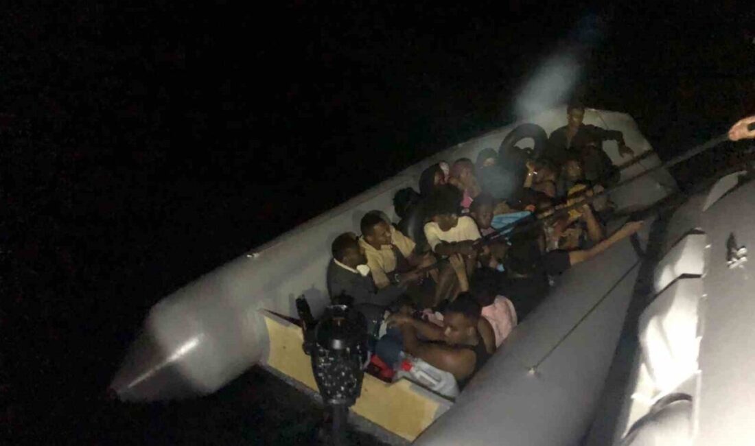 İzmir’in Menderes ilçesi açıklarında lastik botta 20 düzensiz göçmen yakalandı.