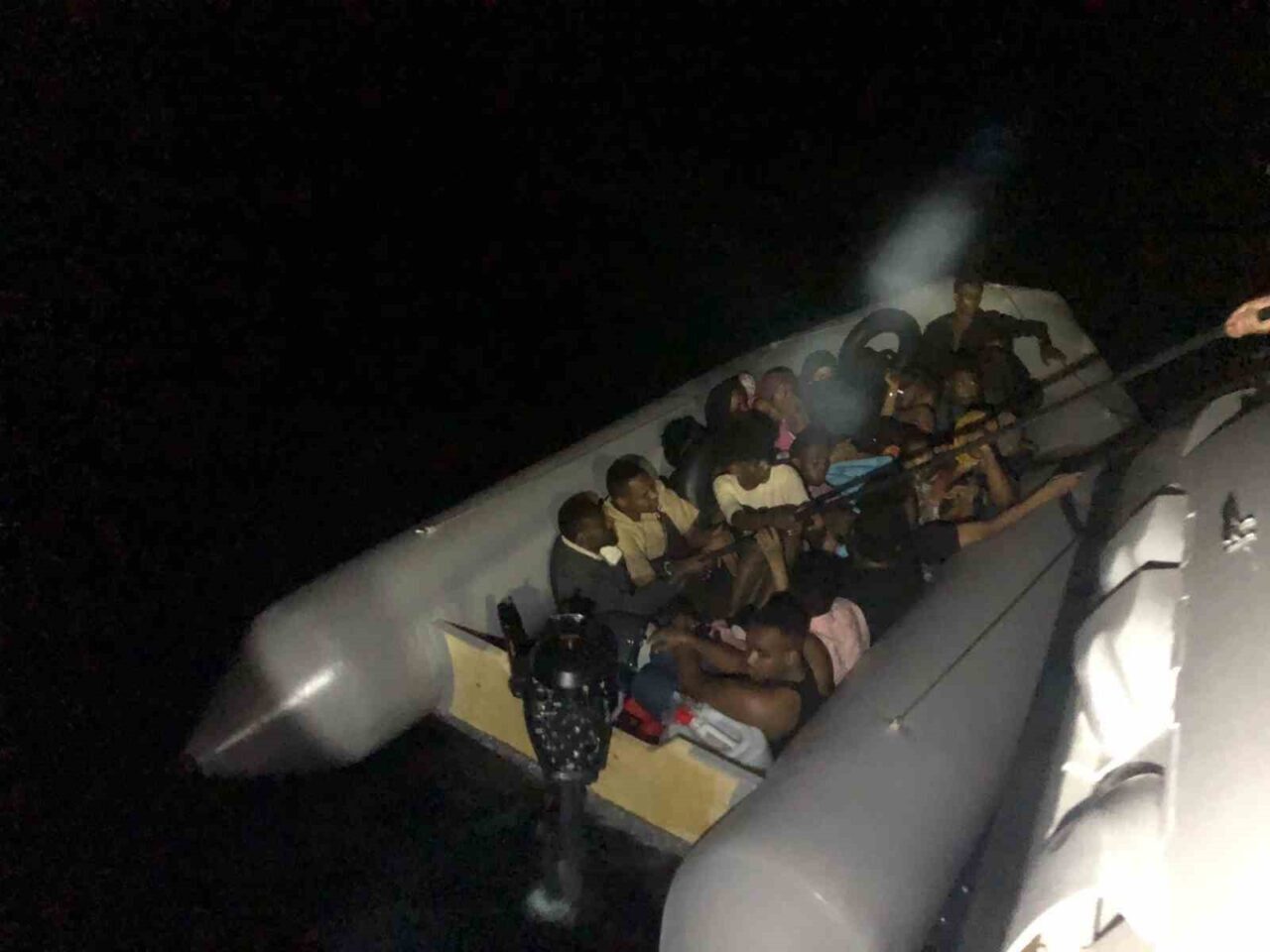 İzmir’in Menderes ilçesi açıklarında lastik botta 20 düzensiz göçmen yakalandı.