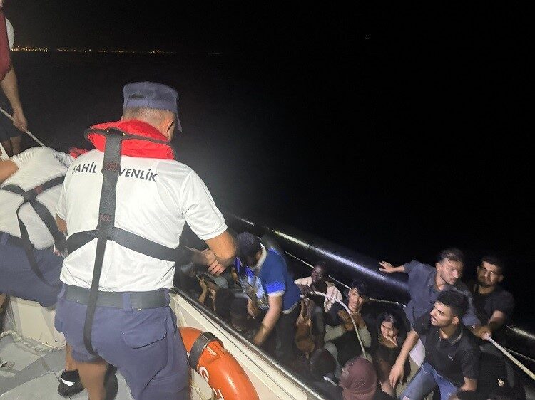 İzmir’in Menderes ilçesi açıklarında, yasa dışı yollarla yurt dışına gitmeye