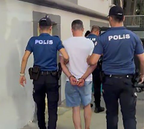 İzmir’in Konak ilçesinde polisin durdurduğu 37 yaşındaki şüphelinin, çeşitli suçlardan