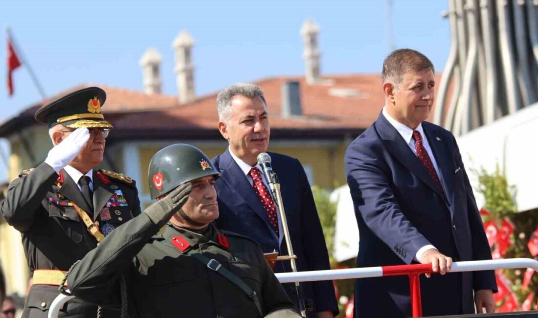 İzmir’de 30 Ağustos Zafer Bayramı’nın 103. yıl dönümü, Cumhuriyet Meydanı’nda