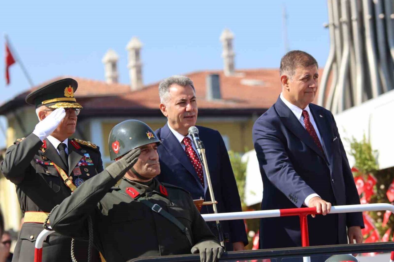 İzmir’de 30 Ağustos Zafer Bayramı’nın 103. yıl dönümü, Cumhuriyet Meydanı’nda