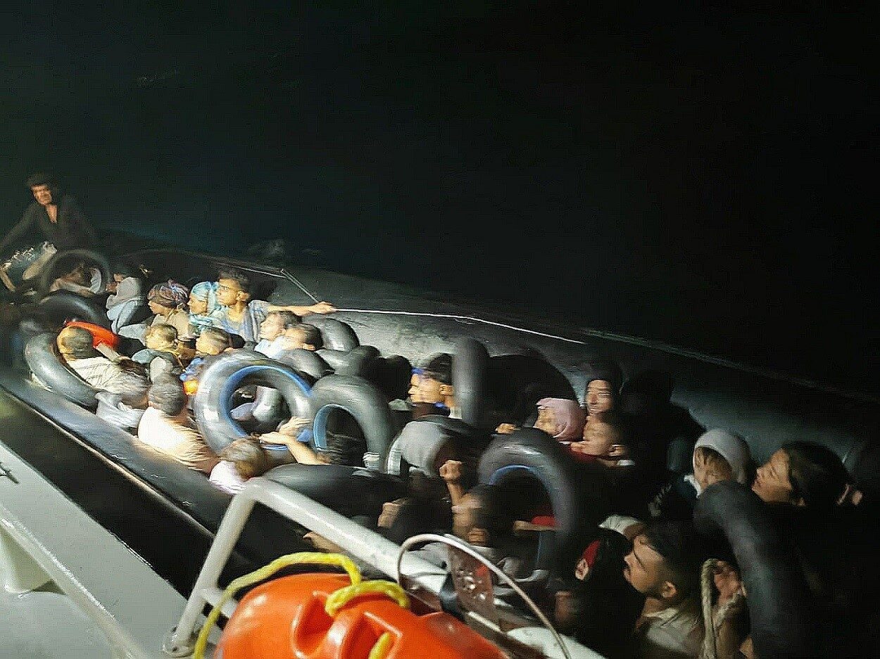 İzmir açıklarında Sahil Güvenlik ekiplerince düzenlenen iki ayrı operasyonda yasa