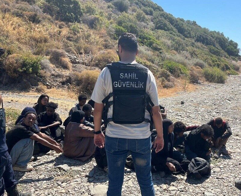 İzmir’de Sahil Güvenlik ve jandarma ekiplerinin gerçekleştirdiği iki ayrı operasyonda