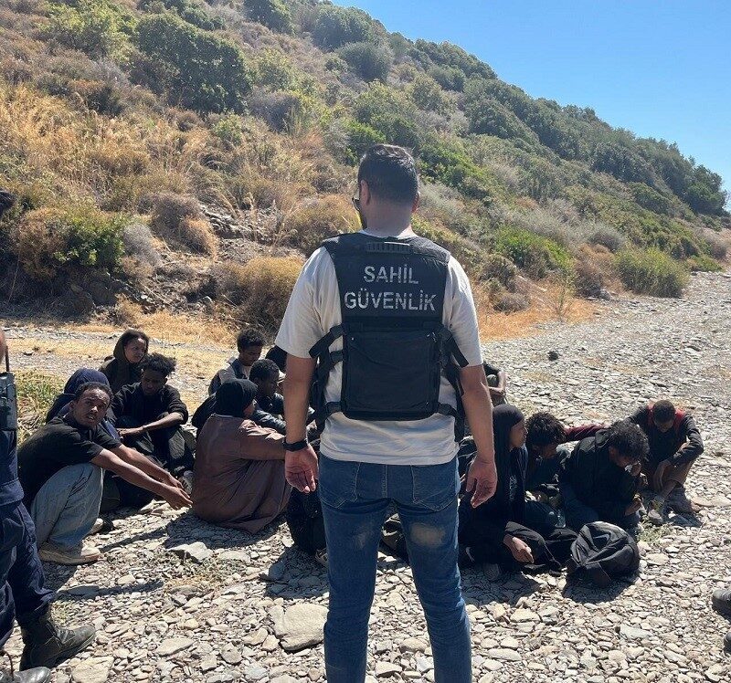 İzmir’de Sahil Güvenlik ve jandarma ekiplerinin gerçekleştirdiği iki ayrı operasyonda