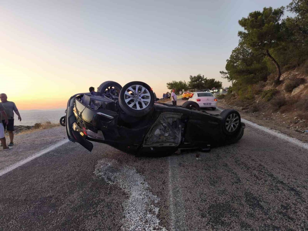 İzmir’in Foça ilçesinde bir otomobilin kontrolden çıkarak karşı şeritteki araçla