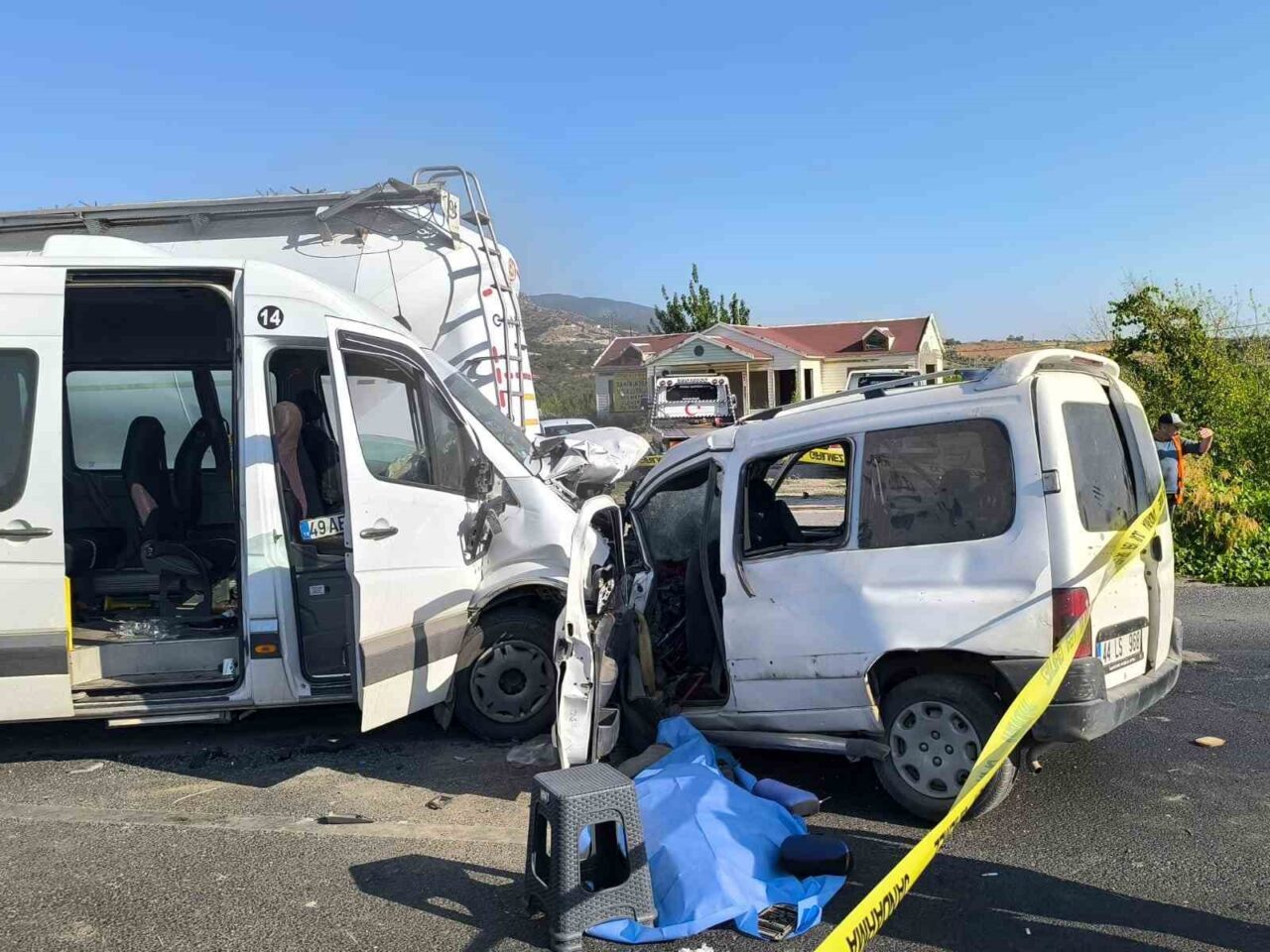 İzmir’in Kemalpaşa ilçesinde işçileri taşıyan servis minibüsü ile hafif ticari