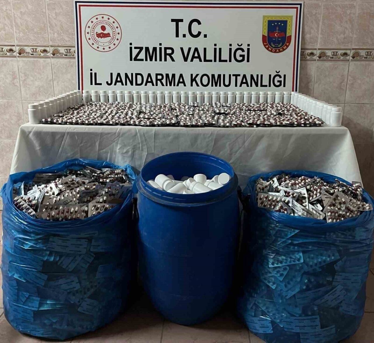 İzmir İl Jandarma Komutanlığı’nın 1,5 ayda gerçekleştirdiği operasyonlarda 114 kilo