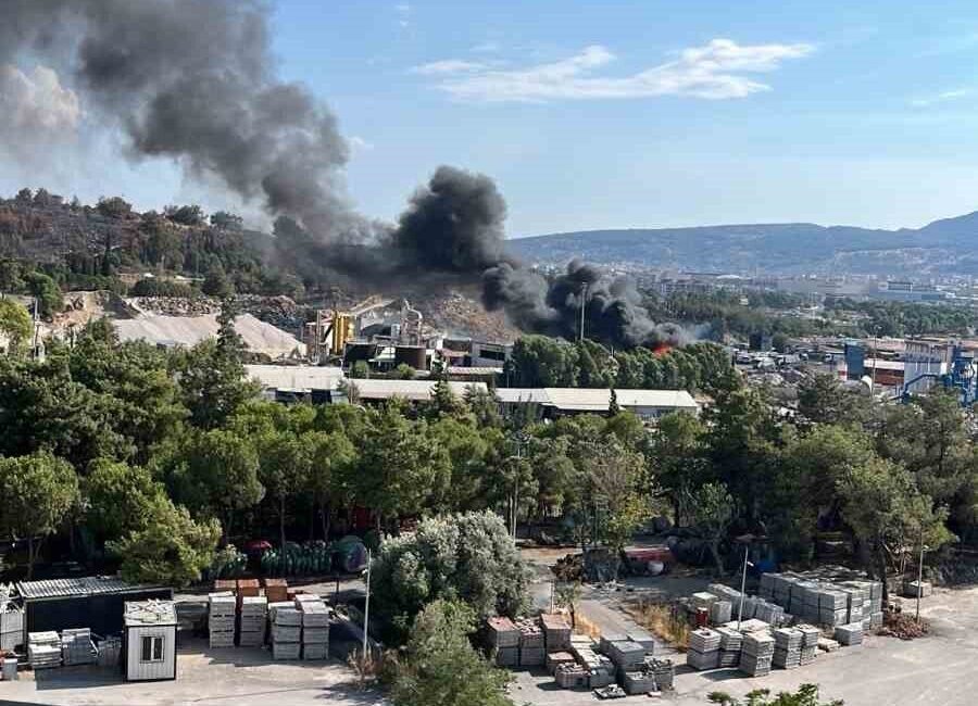 İzmir’in Buca ilçesinde katı atık toplama merkezinde yangın çıktı. Yangın,