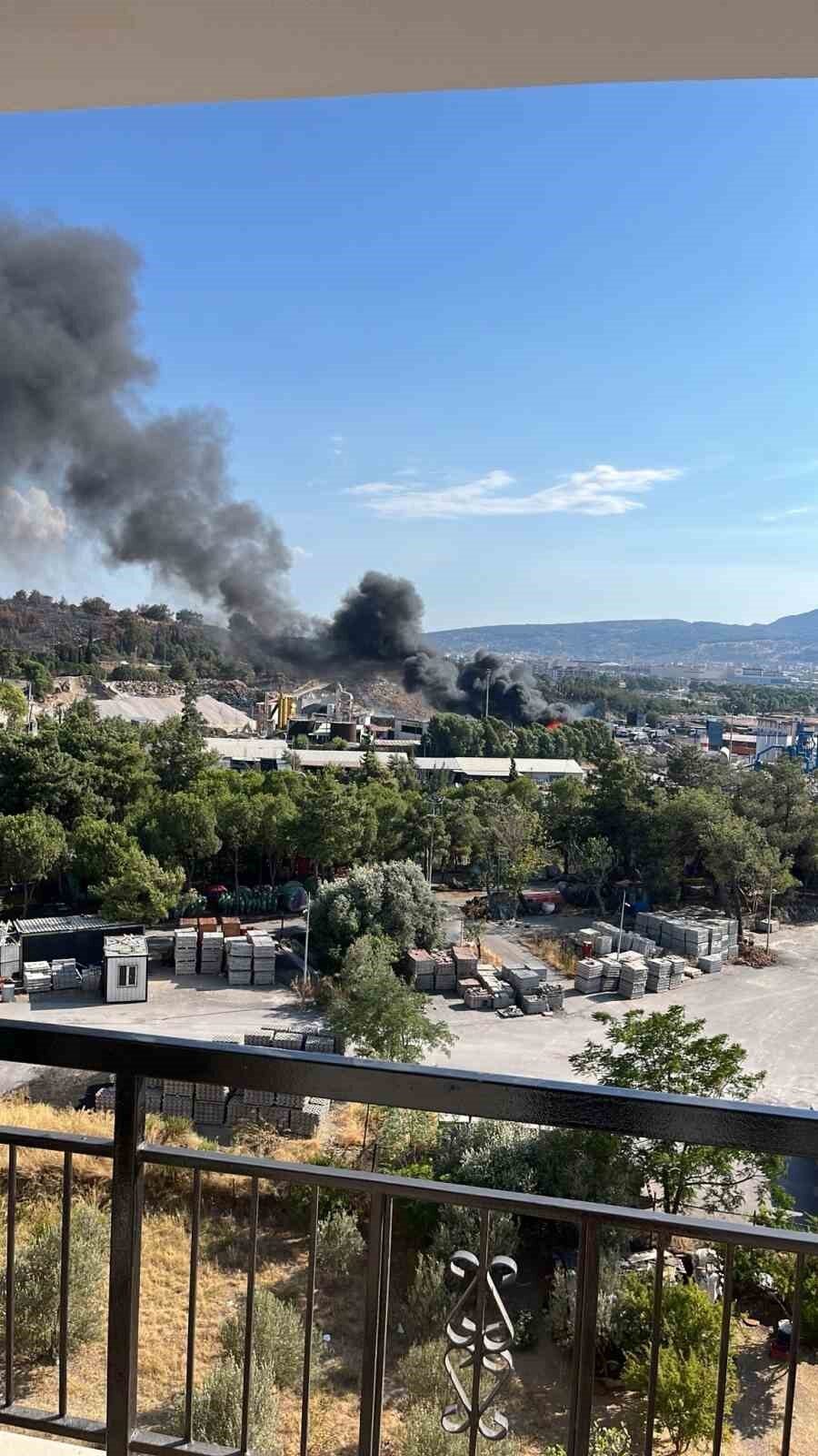 İzmir’in Buca ilçesinde katı atık toplama merkezinde yangın çıktı. Yangın,