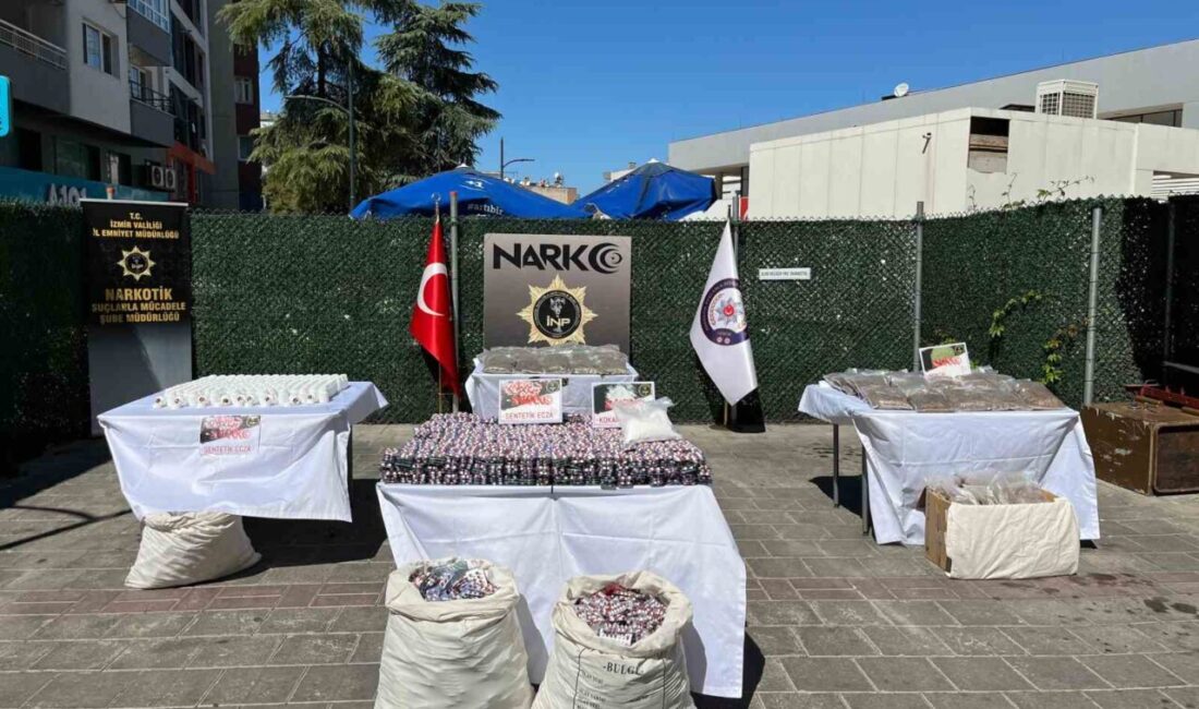 İzmir’de narkotik polisleri tarafından zehir tacirlerine yönelik düzenlenen iki ayrı