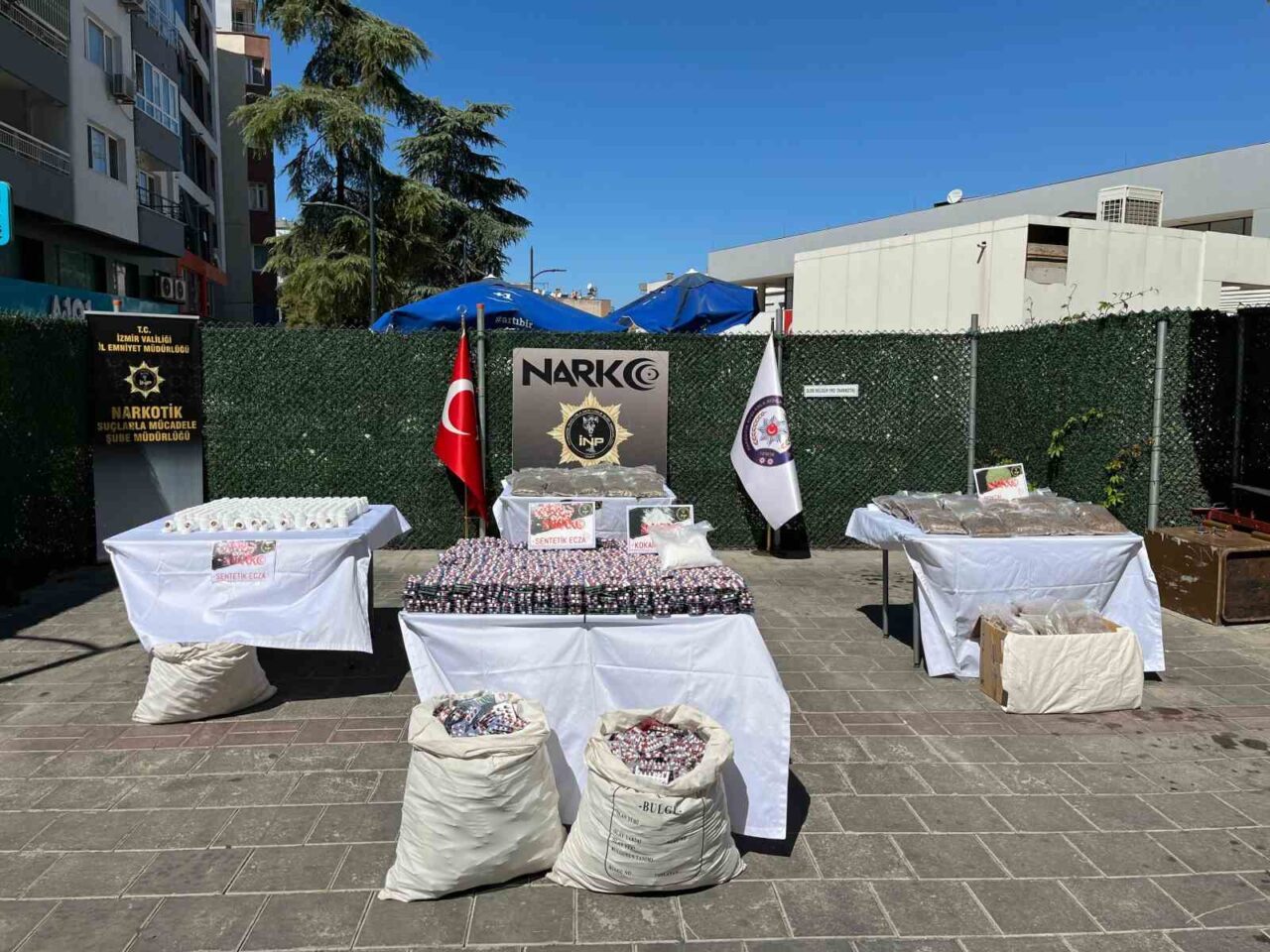 İzmir’de narkotik polisleri tarafından zehir tacirlerine yönelik düzenlenen iki ayrı