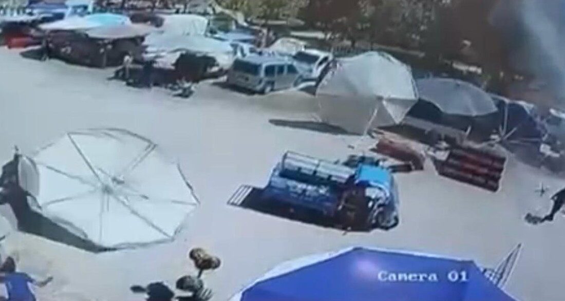 İzmir’in Kiraz ilçesindeki semt pazarında, rüzgarın etkisiyle savrulan pazar şemsiyesi