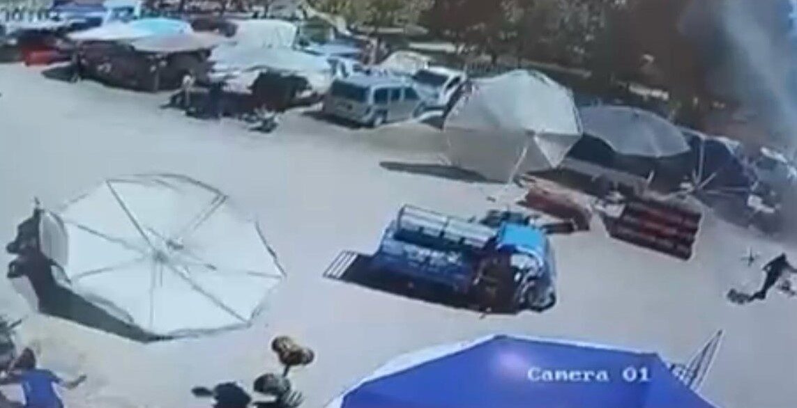 İzmir’in Kiraz ilçesindeki semt pazarında, rüzgarın etkisiyle savrulan pazar şemsiyesi
