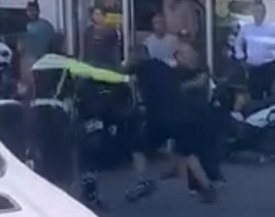 İzmir’in Konak ilçesinde bir kişi motorlu trafik polisine saldırdı. Tekme