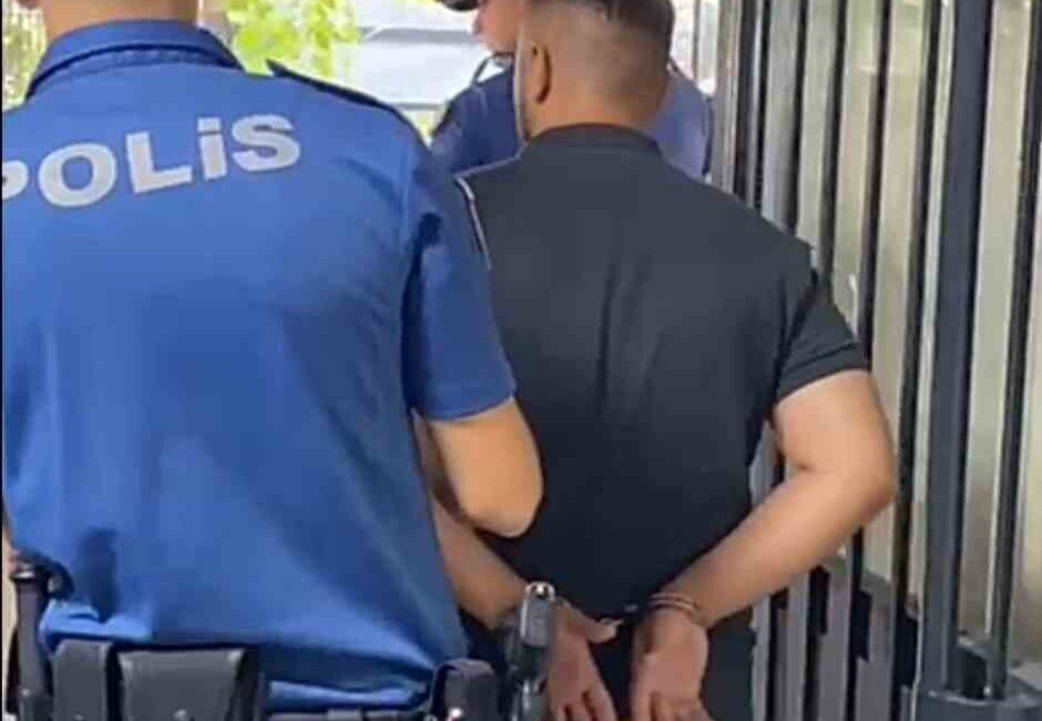 İzmir’in Konak ilçesinde motosikletli trafik polisine tekme ve yumruklarla saldıran