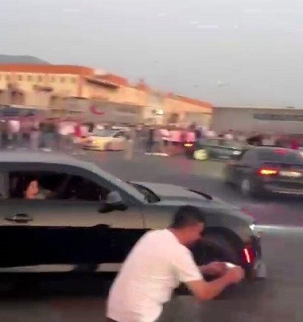 İzmir’in Bornova ilçesinde, drift yapan araçları cep telefonuyla kaydeden bir