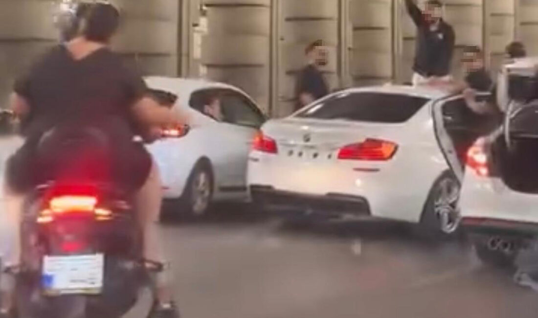 İzmir’in Konak ilçesinde yolu trafiğe kapatan düğün konvoyundakiler, dans ederek