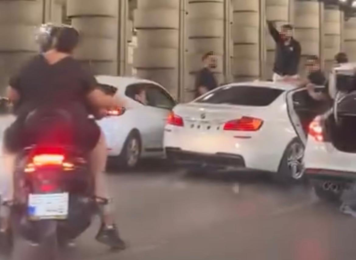 İzmir’in Konak ilçesinde yolu trafiğe kapatan düğün konvoyundakiler, dans ederek