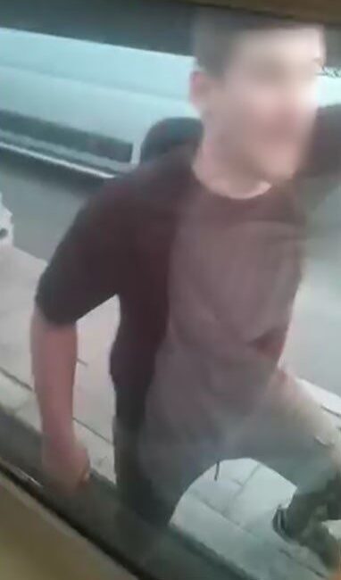 İzmir Bornova’da servis şoförünün korna çalmasıyla başladığı iddia edilen tartışma,