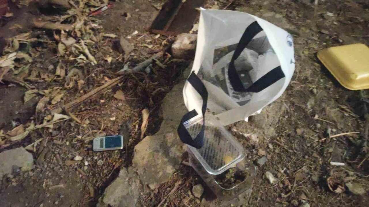 İzmir’in Konak ilçesinde NARKOALAN ekiplerinin yürüttüğü çalışmalar kapsamında çok sayıda