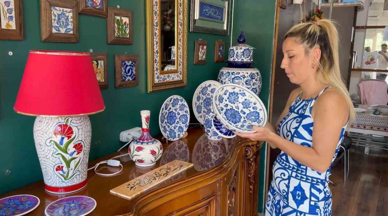 Bursa’nın İznik ilçesinde çini sanatını yaşatan Kübra Göllü, atölyesinde ürettiği