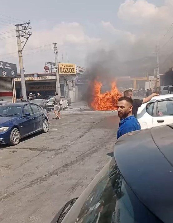 İzmir’in Buca ilçesinde bir sanayi sitesine getirilen Jaguar marka elektrikli