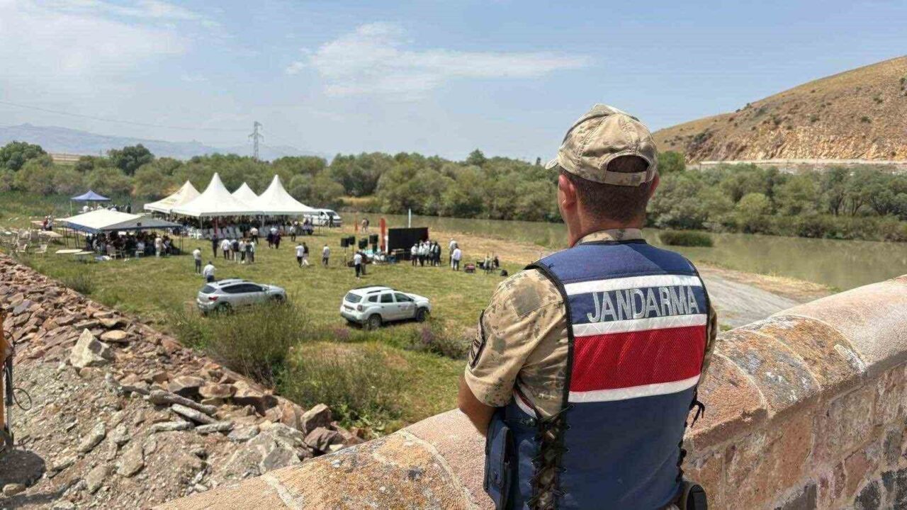 Erzurum’da Jandarma ekipleri festivallerde görev alarak etkinliklerin huzur ve güven