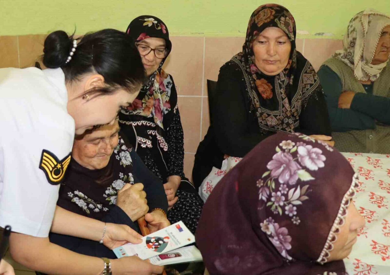 Yozgat’ta jandarma ekipleri, KADES uygulamasını kadınlara anlattı. Yozgat İl Jandarma