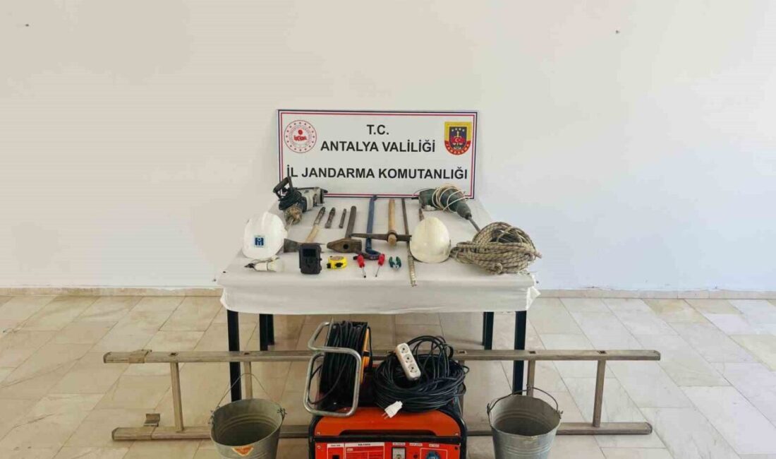 Antalya’nın Serik ilçesinde Jandarma ekipleri izinsiz kazı yapan 4 kişiyi