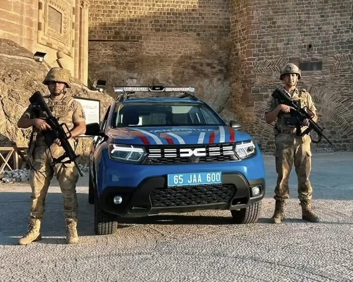 Van-Hakkari kara yolu üzerinde yüksek kayalıklar üzerine kurulan ve “kartal