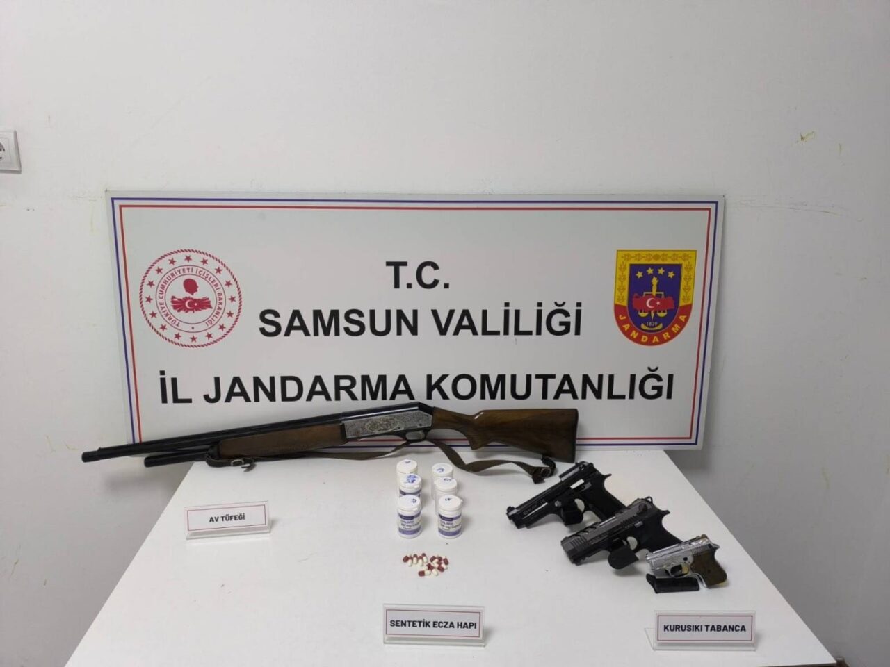 Samsun’da jandarma ekipleri tarafından düzenlenen operasyonunda uyuşturucu hap ve silah