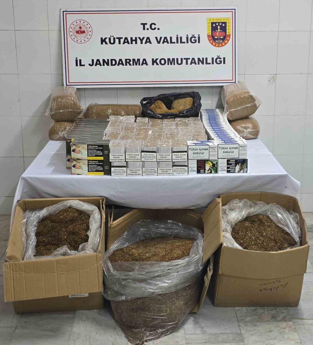 Kütahya İl Jandarma Komutanlığı ekiplerinin düzenlediği operasyon sonucu kaçak sigara