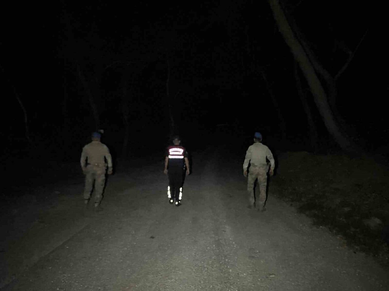 Aydın’ın Efeler ilçesinde tarımsal ürün hırsızlıklarını önlemek için jandarma ekipleri