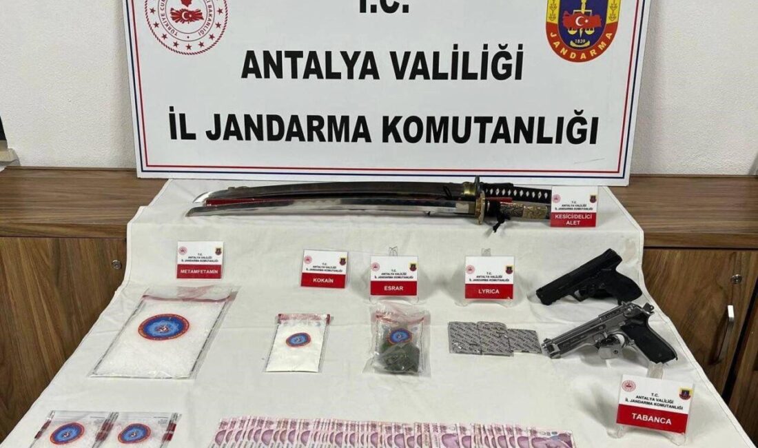 Antalya’da jandarmanın düzenlediği baskında kilolarca uyuşturucu madde ve silah ele