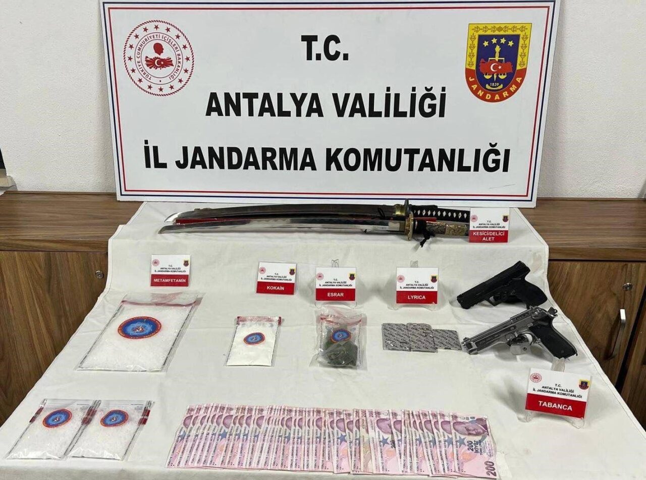 Antalya’da jandarmanın düzenlediği baskında kilolarca uyuşturucu madde ve silah ele