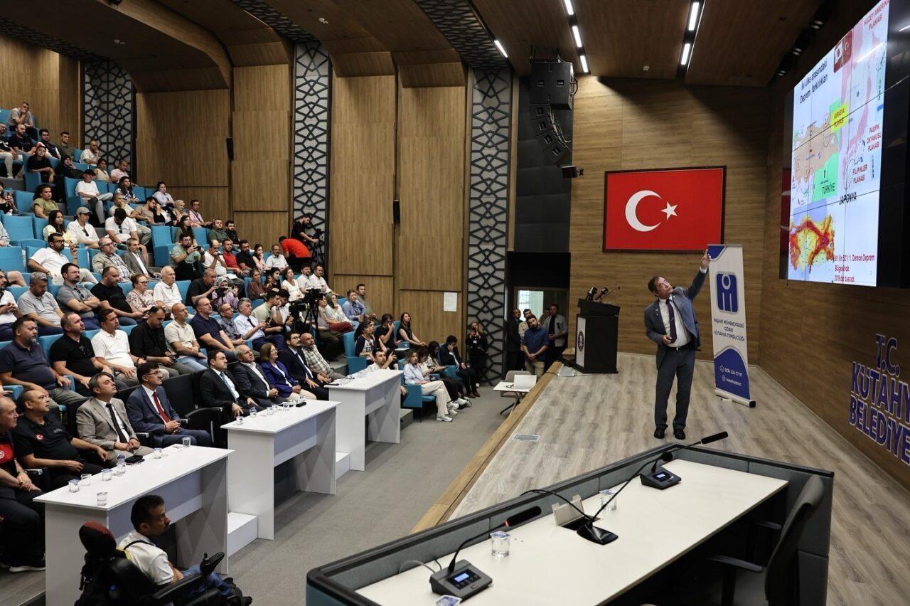 Kütahya’da düzenlenen ’Deprem Dirençli Kütahya’ isimli seminer programında Japon Deprem