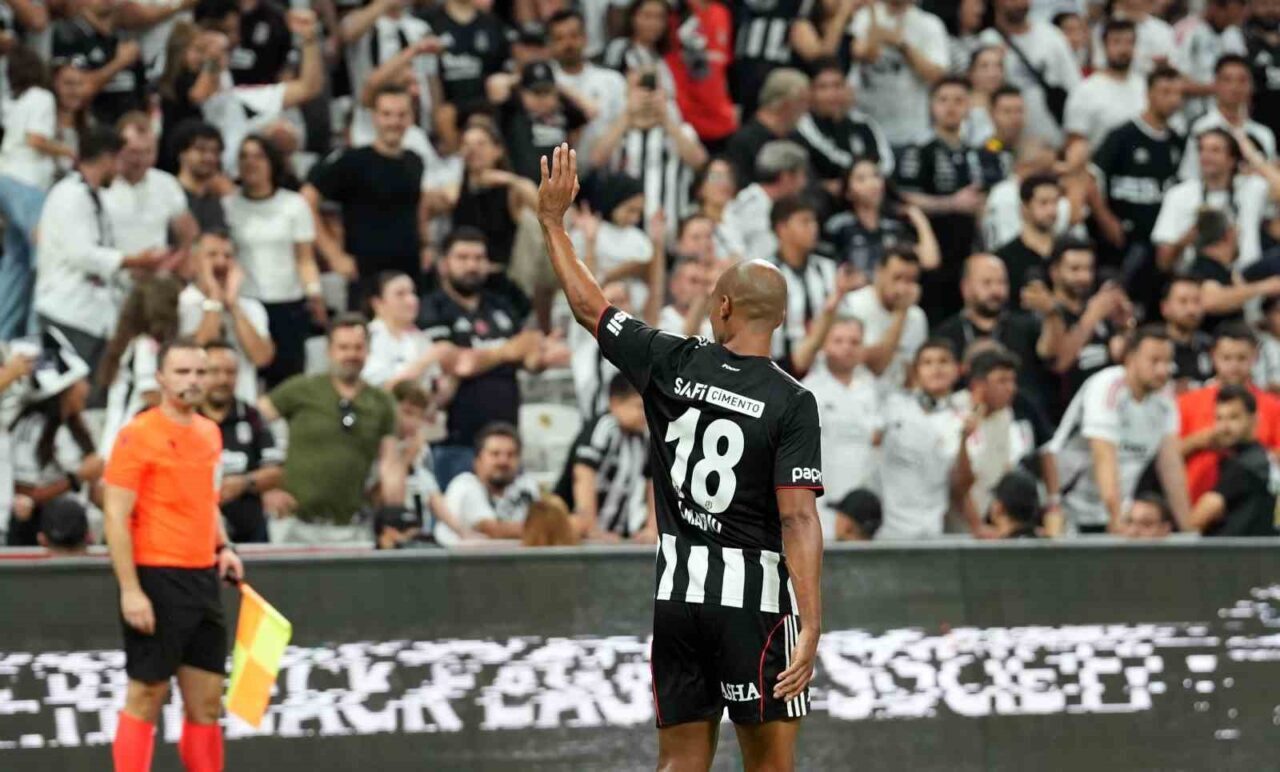 Beşiktaş’ın Portekizli orta saha oyuncusu Joao Mario, St. Patrick’s karşısında