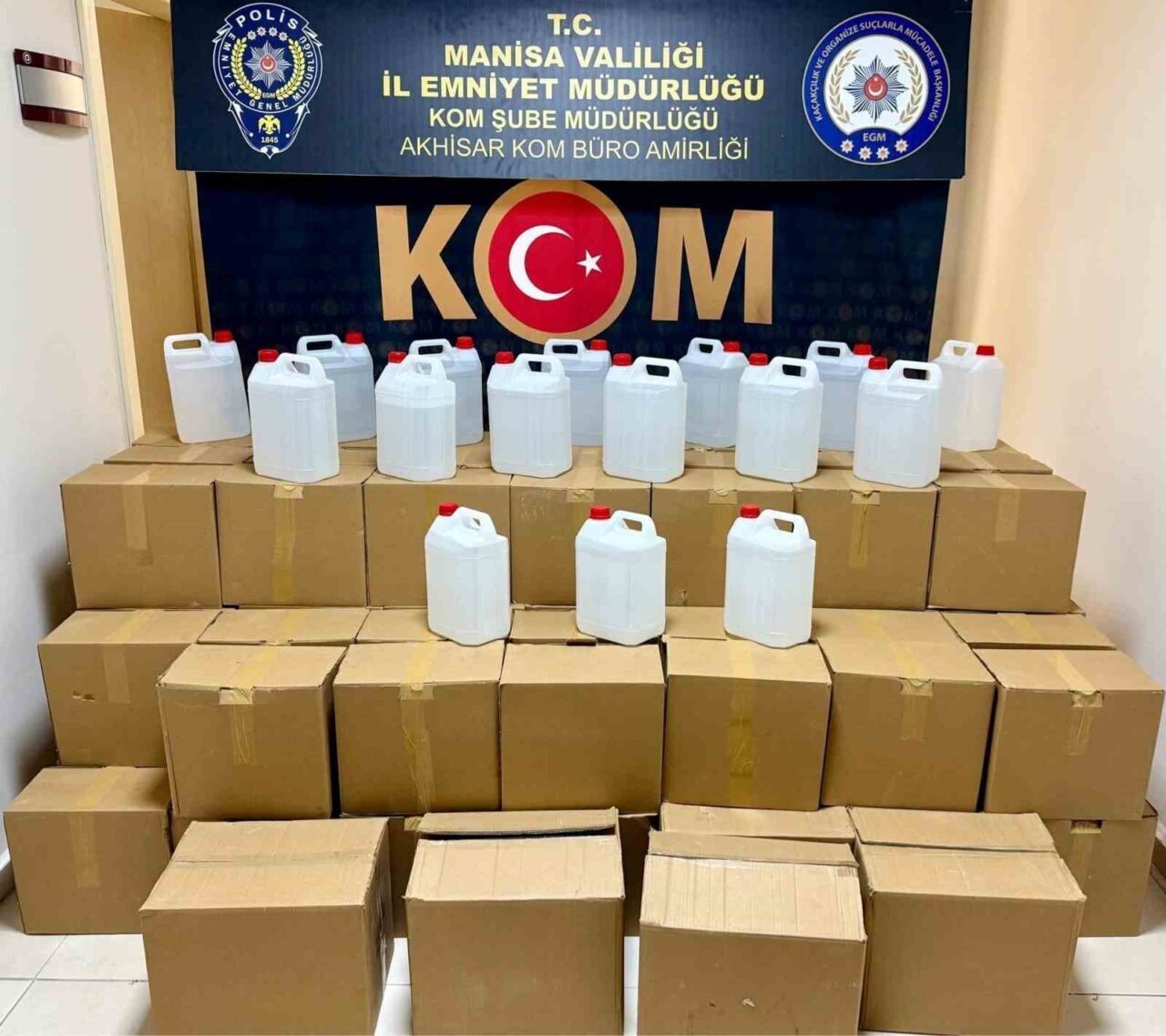 Manisa’nın Akhisar ilçesinde emniyet ekiplerince yapılan operasyonda 1.060 litre etil