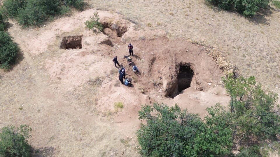 Kayseri’nin Felahiye ilçesinde kaçak kazı yaptığı tespit edilen 4 kişi,