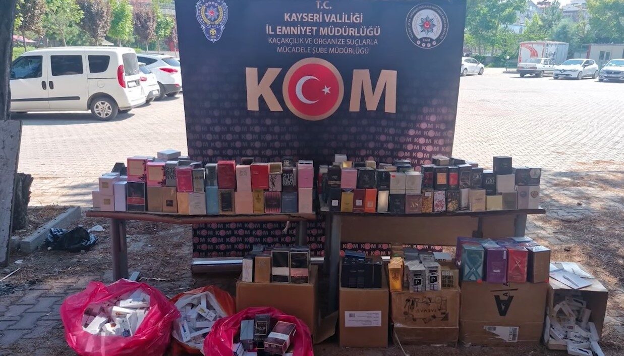 Kayseri İl Emniyet Müdürlüğü ekiplerince yapılan çalışmalarda kaçak parfüm sattığı