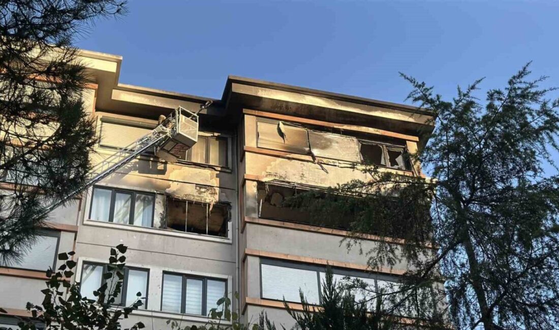 Kadıköy’de 8 katlı apartmanın 7. katında çıkan yangın en üst