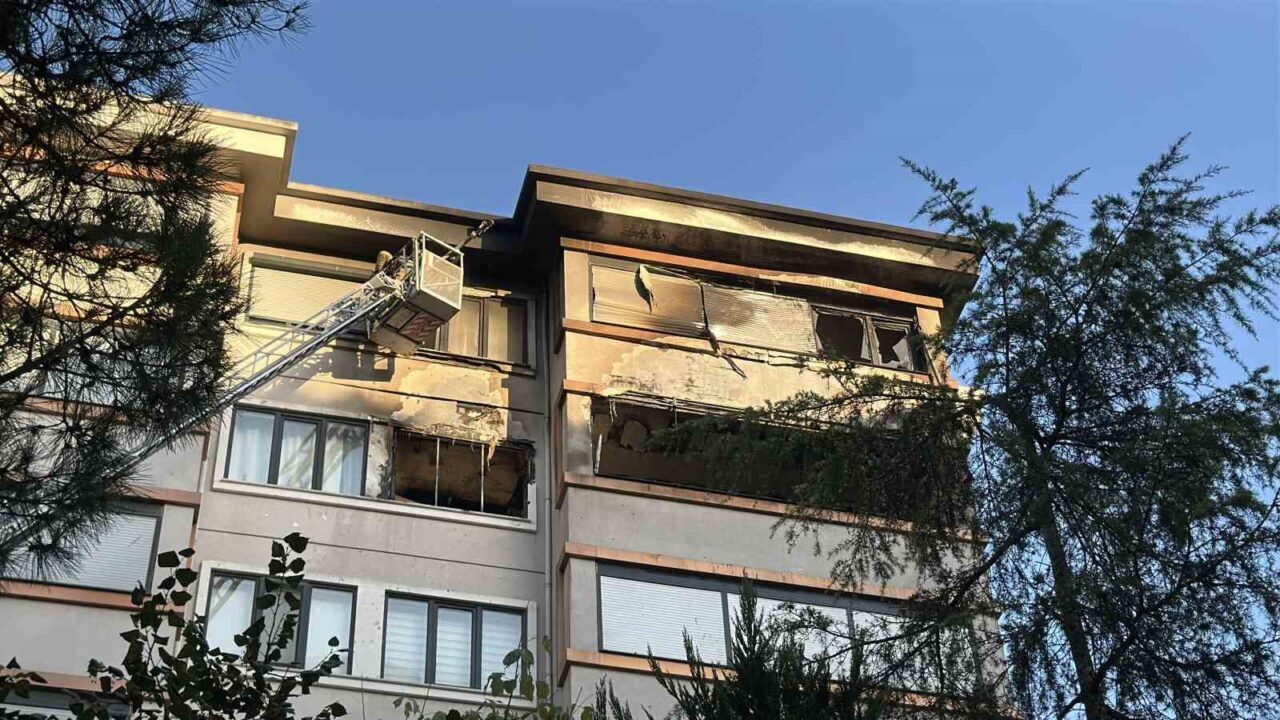 Kadıköy’de 8 katlı apartmanın 7. katında çıkan yangın en üst