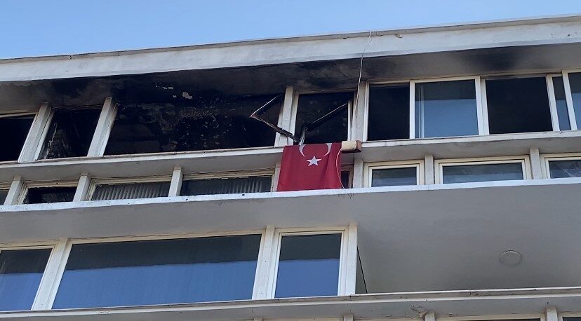 Kadıköy’de 4 katlı apartmanın en üst katında yangın çıktı. Yaşanan