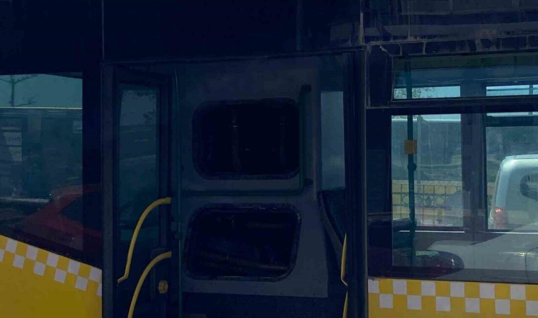 Kadıköy’de seyir halindeki İETT otobüsünün motor kısmında çıkan yangın paniğe