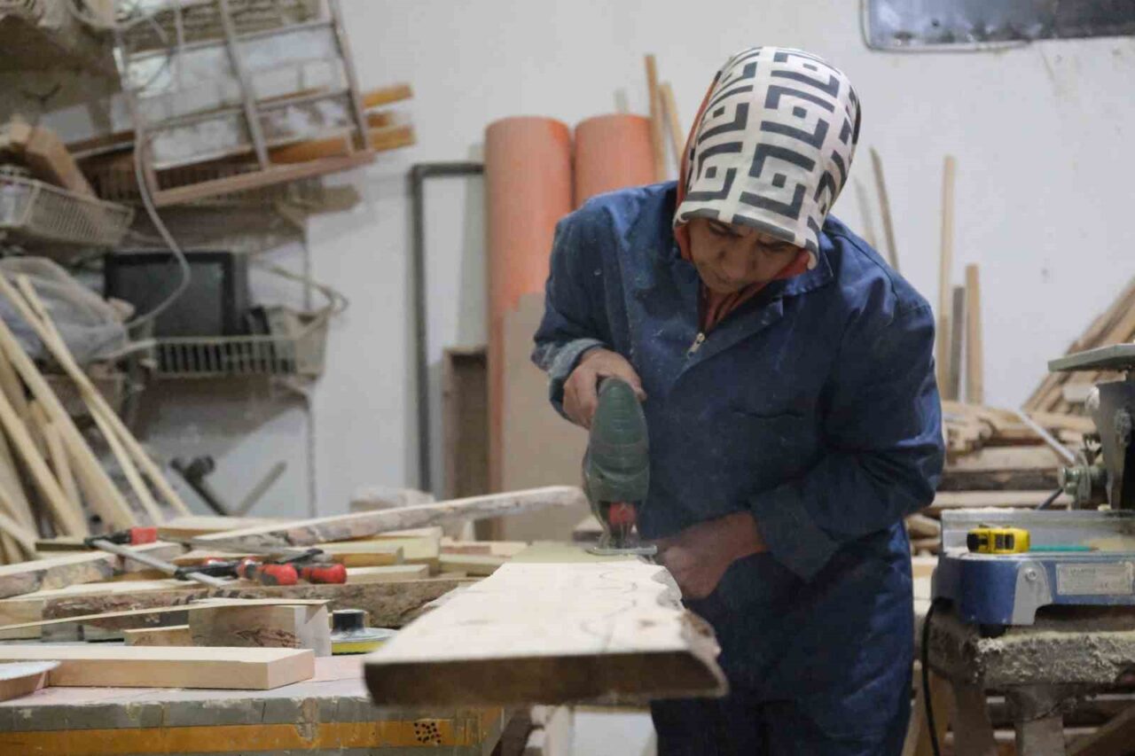 Erzincan’da 15 yıl önce kendi imkânıyla kurduğu işletmesinde sedir, şark