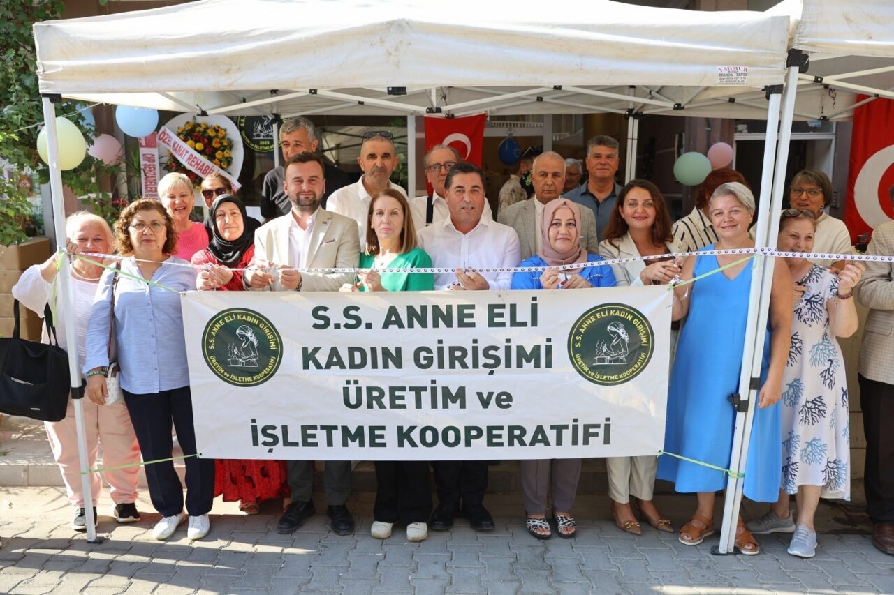 Yunusemre Belediyesi’nin desteklediği Anne Eli Kadın Kooperatifi, girişimci kadınların üretim