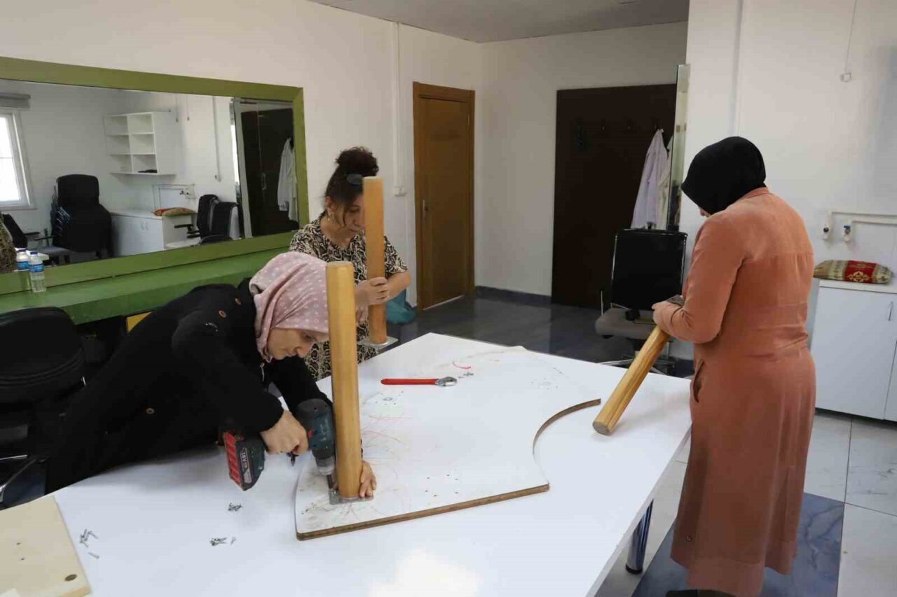 Diyarbakır Büyükşehir Belediyesinin, kadınların teknik becerilerini geliştirmesi amacıyla başlattığı mobilya
